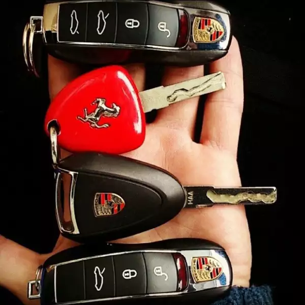 Desde autos de lujo hasta accesorios y ropa de costosas marcas son expuestas en la red social.