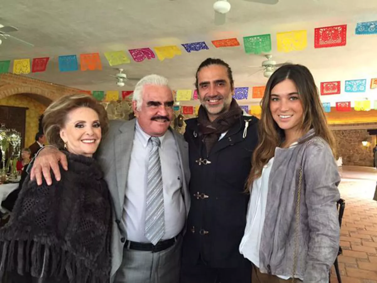 Karla Laveaga figuró en una de las fotografías con los papás de su novio, Don Vicente Fernández y Doña Cuquita Abarca.