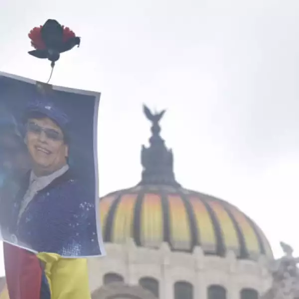 Afuera de Bellas Artes por el homenaje a Juan Gabriel.