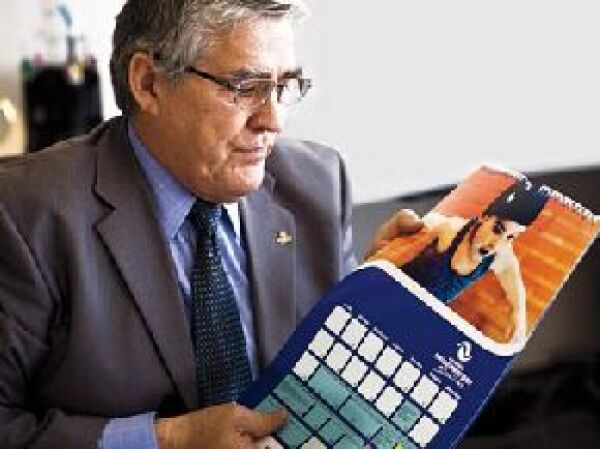 Durante la entrevista, mostró un calendario con la foto de Silvita.