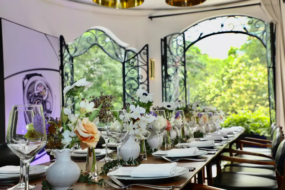 Foto de una mesa lista para recibir invitados para una exclusiva comida durante la edición 2024 de la Berger Private Experience.