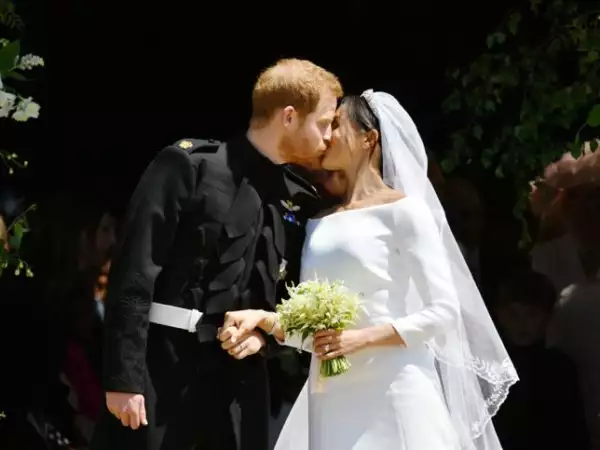 Meghan y Harry se besan afuera de la capilla de St. George
