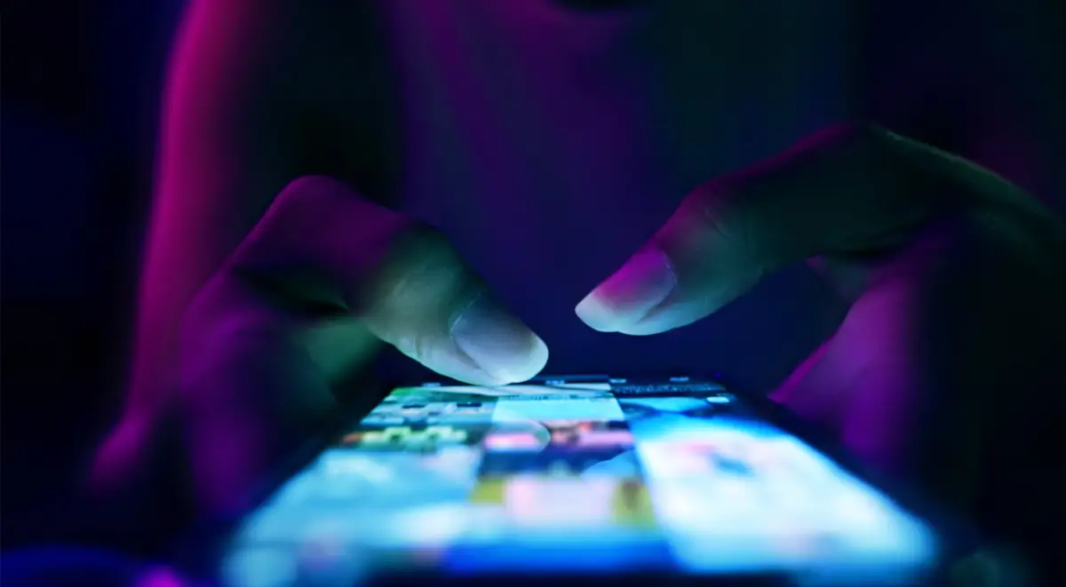Basta de scroll eterno: 10 propósitos digitales realistas para que 2026 no se te vaya en el celular