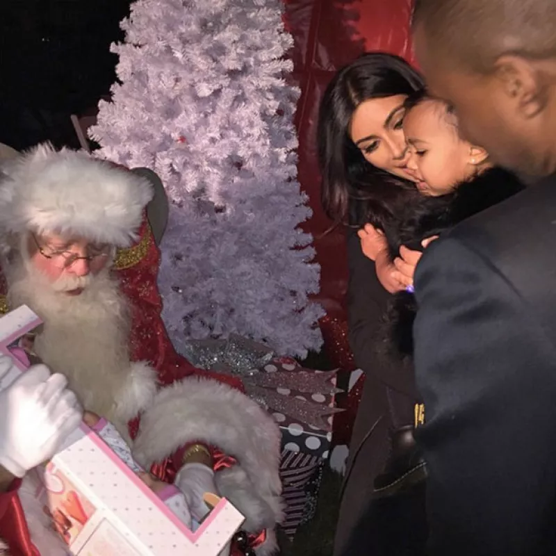 La pequeña hija de Kim kardashian y Kanye West no parece haber disfrutado la experiencia de conocer a Papá Noel en Navidad.