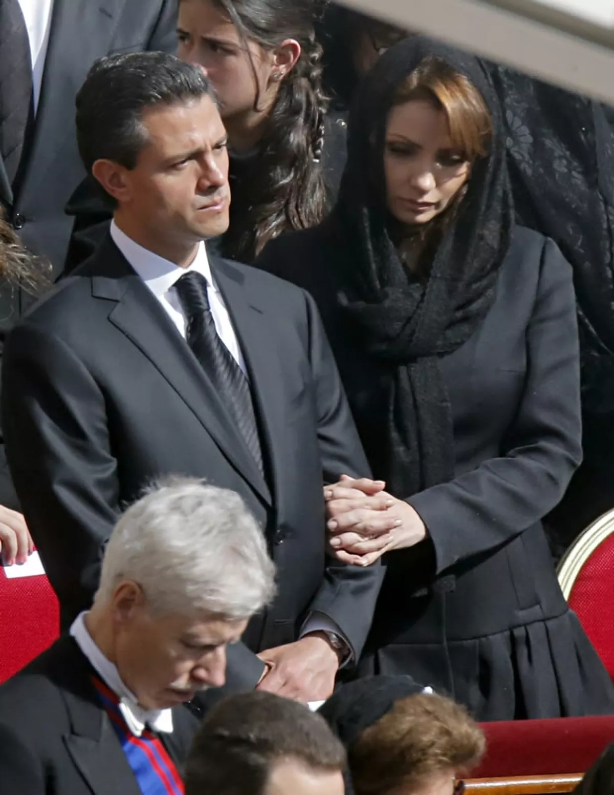 El outfit de Angélica Rivera fue tal cual indica el protocolo, de negro para las mujeres casadas. Sólo las Reinas católicas y las invitadas solteras pueden ir de blanco.