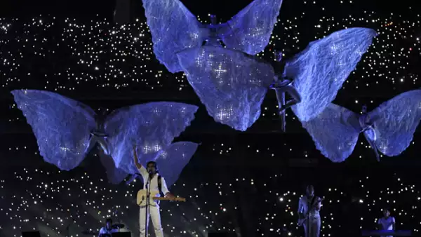 Las voces del grupo Maná, el colombiano Juanes, y Lila Downs, acompañada del tenor José Luis Duval y Eugenia León llenaron de emoción la ceremonia. Nortec sorprendió a todos con el espectáculo de luces y acróbatas que acompañó su presentación de música el