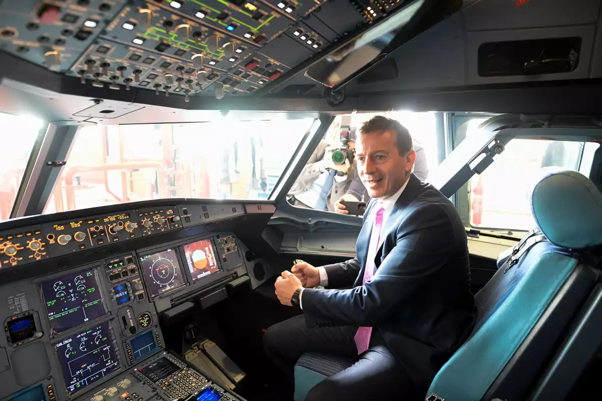El CEO de Airbus, Guillaume Faury, se sienta en la cabina de un Airbus A321, durante una visita del presidente del Consejo Europeo, Antonio Costa (no en la foto) a una instalación de Airbus en Hamburgo, Alemania, el 14 de abril de 2025.