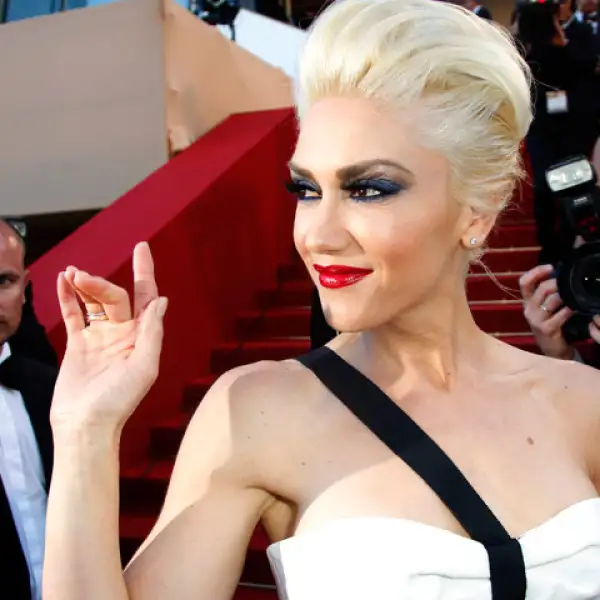 Gwen Stefani trabajó durante su adolescencia en una tienda comercial como parte del personal de intendencia, hoy es cantante, compositora, diseñadora de moda y actriz.