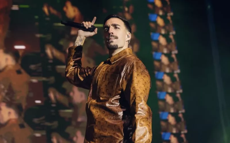 Rels B canta en el escenario en Puebla en su regreso a México