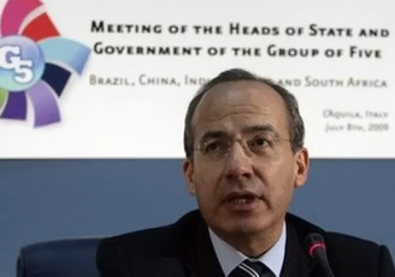 Felipe Calderón preside al G5 en la reunió que sostendrán con el G8 en Italia. (Foto: AP)