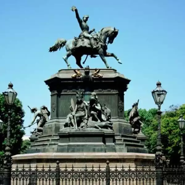 Esta estatua se encuentra en el barrio norte de Río, la cual recuerda a las famosas guerreras amazonas.