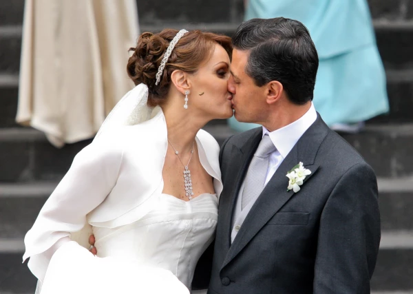 TOLUCA, ESTADO DE MÉXICO, 27NOVIEMBRE2010.- Angélica Rivera y Enrique Peña Nieto, gobernador del Estado de México, contrajeron nupcias en la Catedral de Toluca.
FOTO: ISAAC ESQUIVEL/CUARTOSCURO.COM