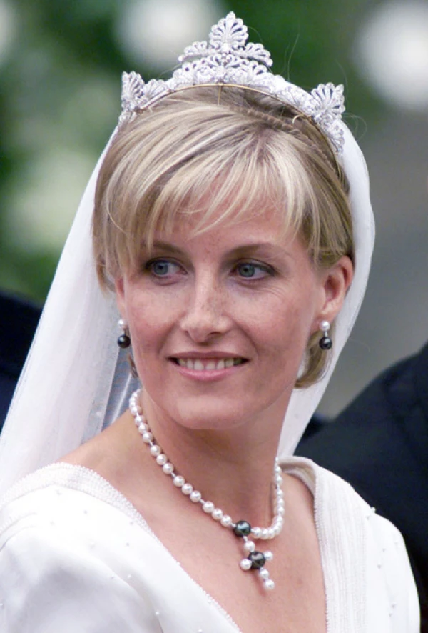 La tiara de diamantes usada por la Condesa de Wessex en su boda fue elegido para ella por la reina de su propia colección privada. Entonces fue rediseñada y remodelada por David Thomas. Esta se compone de cuatro palmetas que alguna vez fueron parte de Regal Circlet, tiara de la reina Victoria.
