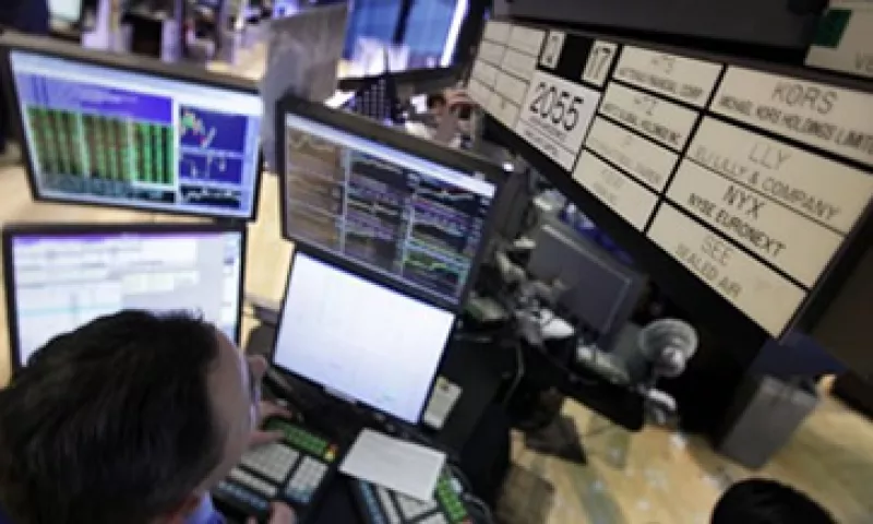 La jornada se mantuvo atenta al anuncio formal de S&P, sobre su rebaja a la nota de países en Europa. (Foto: AP)