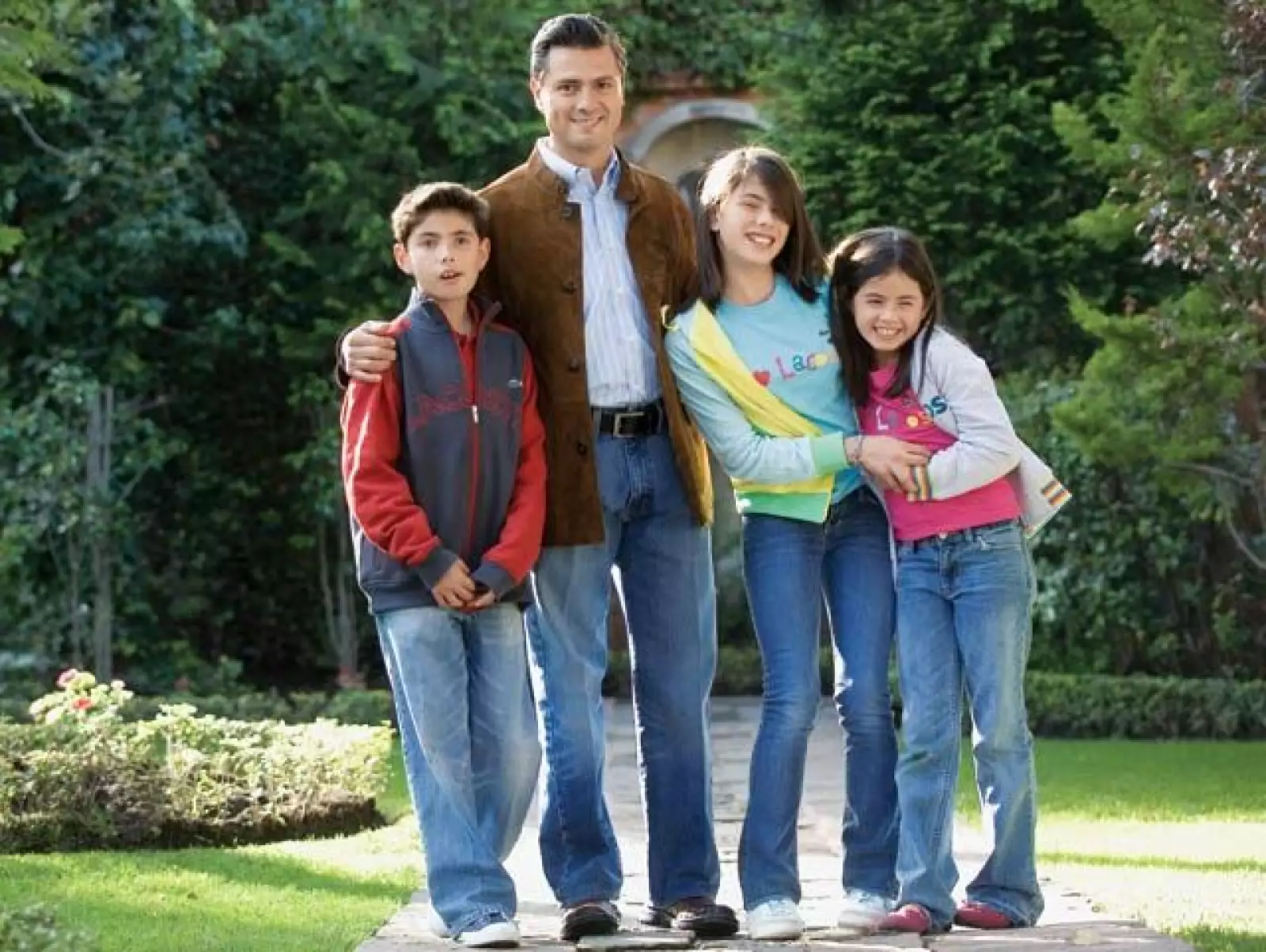 En los casi 14 años de matrimonio con Mónica Pretelini (q.e.p.d) y Peña Nieto, tuvieron a Alejandro, de 11 años, Paulina, de 13, y Nicole, de ocho.