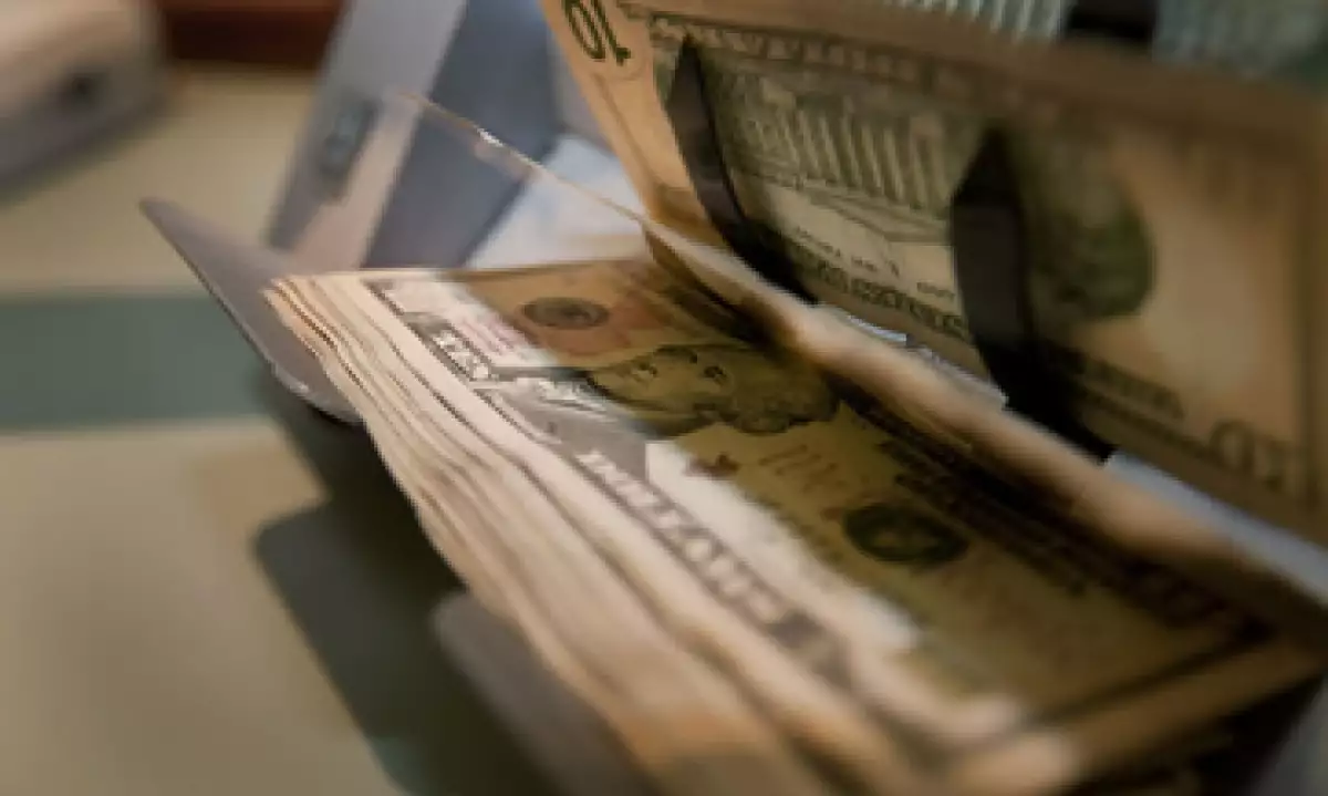 Banco Base estima que este lunes el tipo de cambio oscile entre 12.87 y 12.97 pesos por dólar. (Foto: Getty Images)
