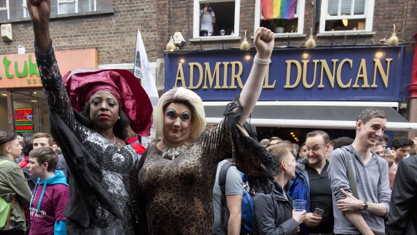 Decenas de personas se dieron cita afuera del bar gay Admiral Duncan en Londres para mostrar su solidaridad con el atentado en Orlando. En 1999, el pub fue atacado con una bomba, dejando un saldo de dos muertos y 81 heridos.