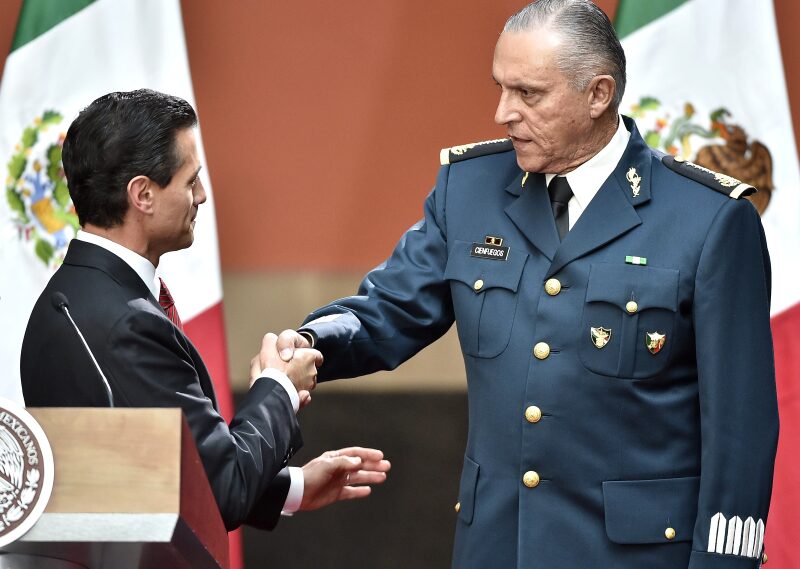 El presidente Peña saluda al secretario de la Defensa Nacional, Salvador Cienfuegos.