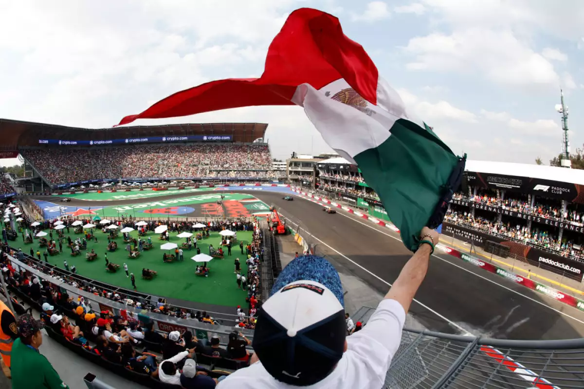 Foto de un fan de la Fórmula 1 ondeando una bandera de México durante el GP de la CDMX en el Autódromo Hermanos Rodríguez
