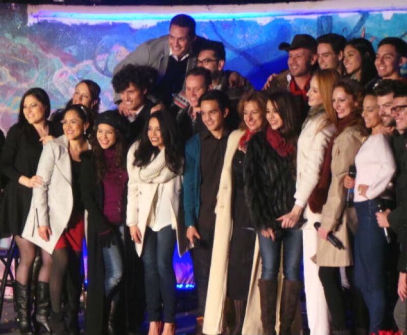 Las estrellas de ‘Wicked’ se unieron a un talentoso grupo de voces para ofrecer anoche un concierto especial con temática navideña, en un parque público de la Ciudad de México.