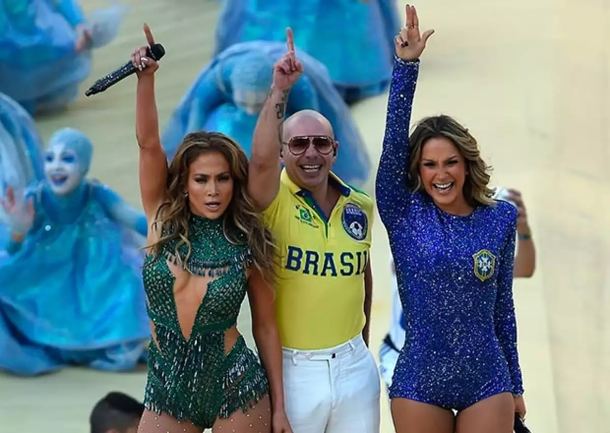 Jennifer, Pitbull y Claudia al terminar de interpretar el himno del mundial.