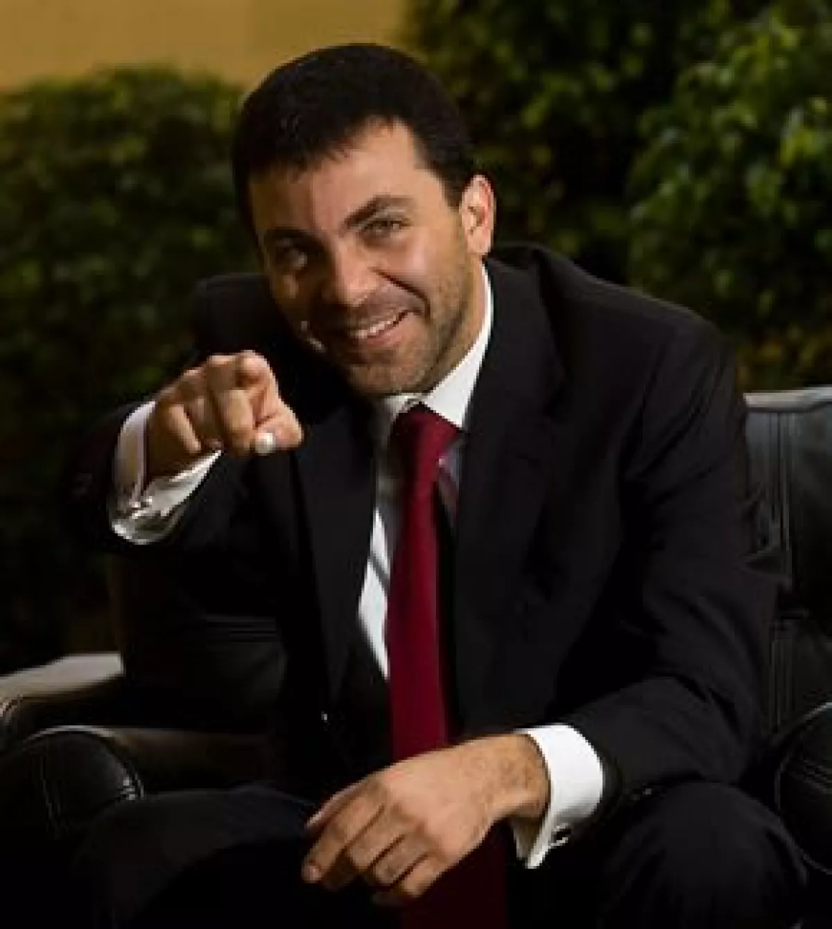 El cantante confesó, en la entrevista realizada por People en Español, que tiene varias novias en diferentes países y además asegura que la gente que no se toca no está viva.