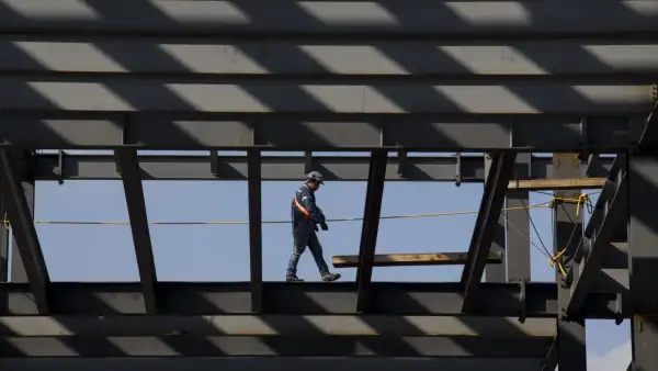 En la imagen, un trabajador camina por las trabes de la construcción de un edificio frente al Centro Cultural Universitario de Tlatelolco.