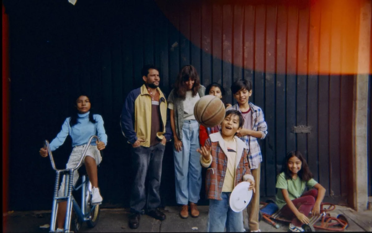 Fotograma de la cinta El diablo fuma (y guarda las cabezas de los cerillos quemados en la misma caja),