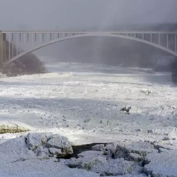 segmentos de las cataratas del niagara congeladas 