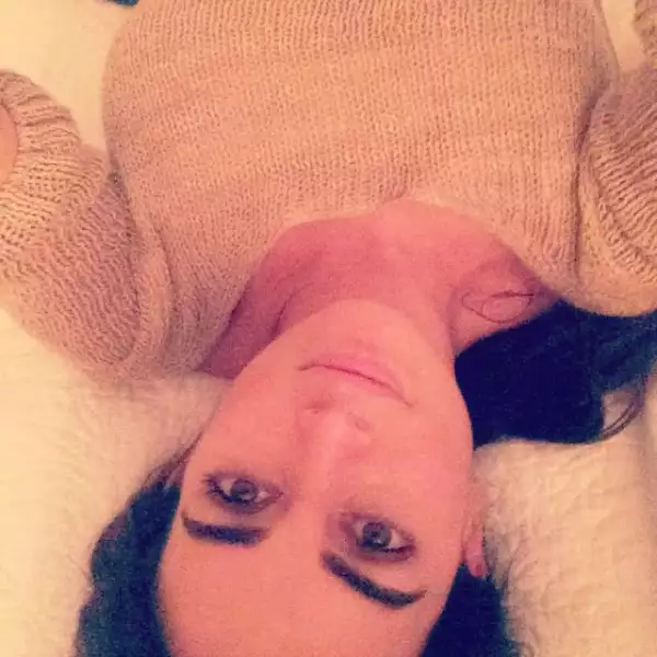 Para Ana de la Reguera ser amante de las selfies no va `junto con pegado´ ser amante del maquillaje.