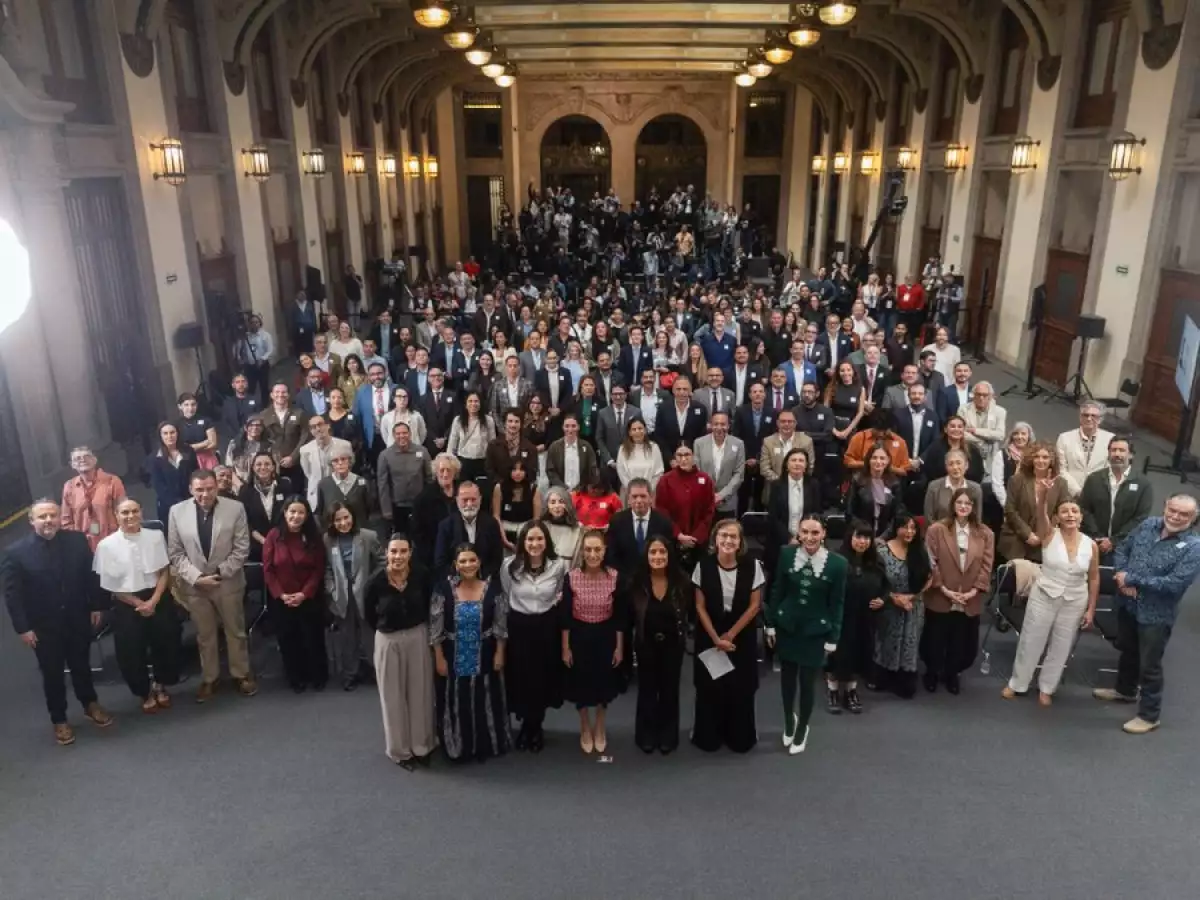 Con apoyo de Salma Hayek, Sheinbaum presentan plan de apoyos al cine