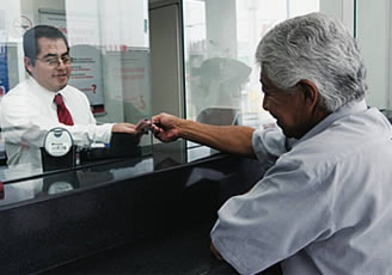 La banca dejará de cobrar 3,127 mdp con la eliminación de 9 comisiones. (Foto: Grace Navarro)