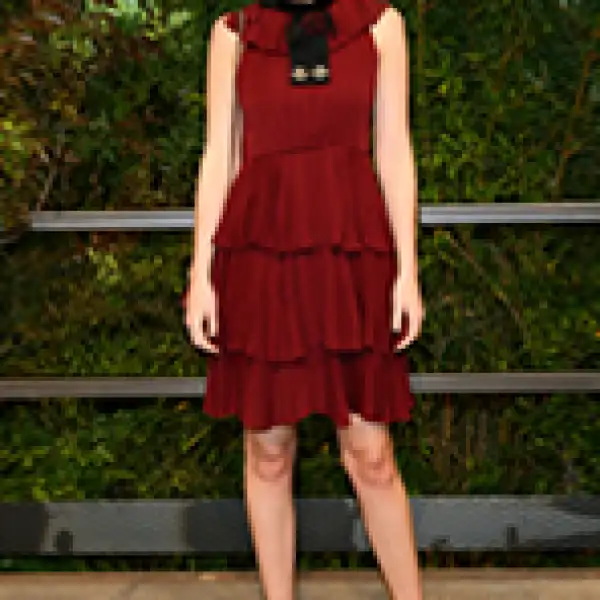 La hija de Melanie Griffith fue una de las invitadas estrella al show de Gucci en Milán. Para la presentación de la colección primavera 2016 llevó un frock de la temporada de otoño 2015 en color borgoña. Lo complementó con tacones en tono beige de la firma.