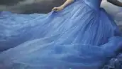 Lily James de 25 años es quien interpreta a la princesa de Disney. Confesó en una entrevista haberse sometido a dieta líquida para entrar en el vestido. ¿Habrá sido suficiente?