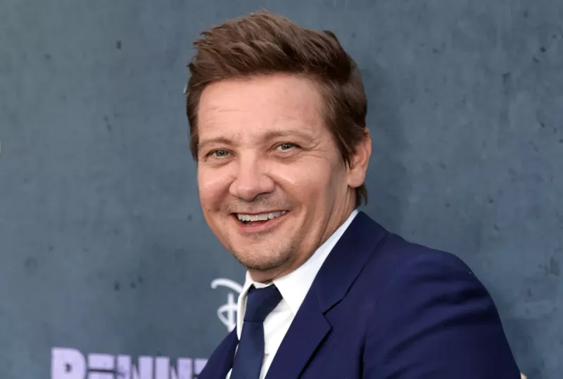 Jeremy Renner asiste a su primera alfombra roja desde su accidente