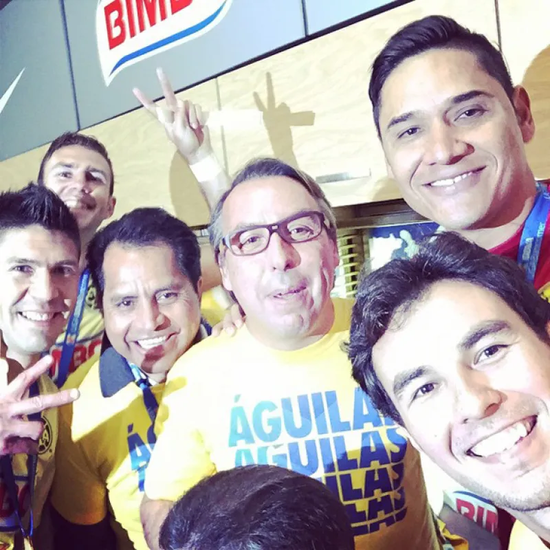 El piloto mexicano de Fórmula 1 volvió realidad su sueño de celebrar el campeonato del equipo en los vestidores. Publicó una selfie junto a Emilio Azcárraga y los jugadores.