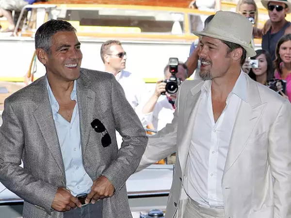 George Clooney y Brad Pitt, son inseparables y todo el tiempo se hacen bromas en público.