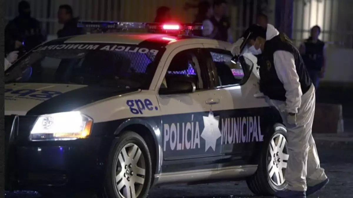 Peritos analizan el auto donde fue asesinada una agente en Monterrey