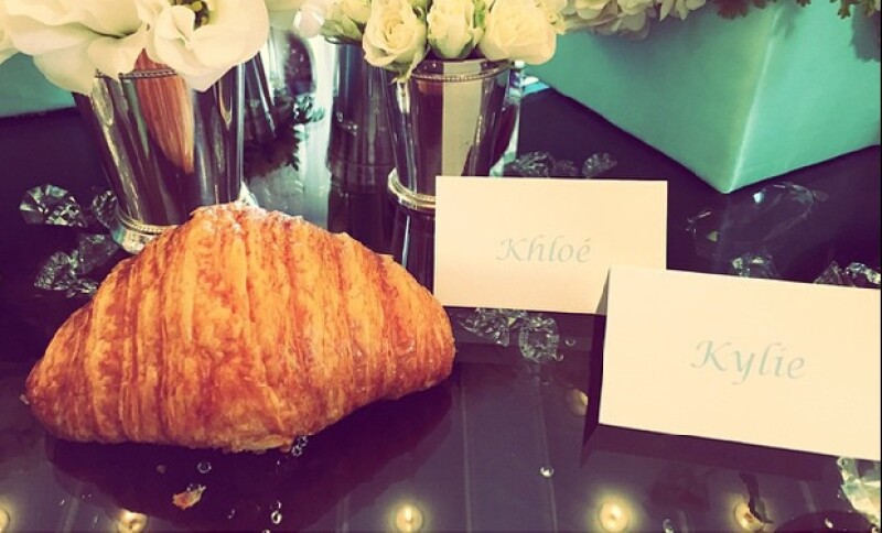 Flores blancas y deliciosos entremeses, es lo que abundó en el desayuno "Estilo Tiffany" de las Kardashian.