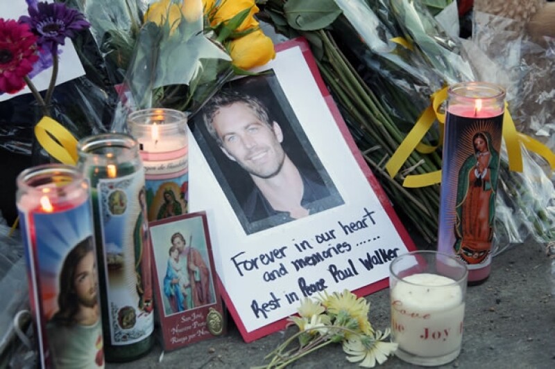 En el lugar donde ocurrió el accidente cientos de fans han hecho un altar para el actor.