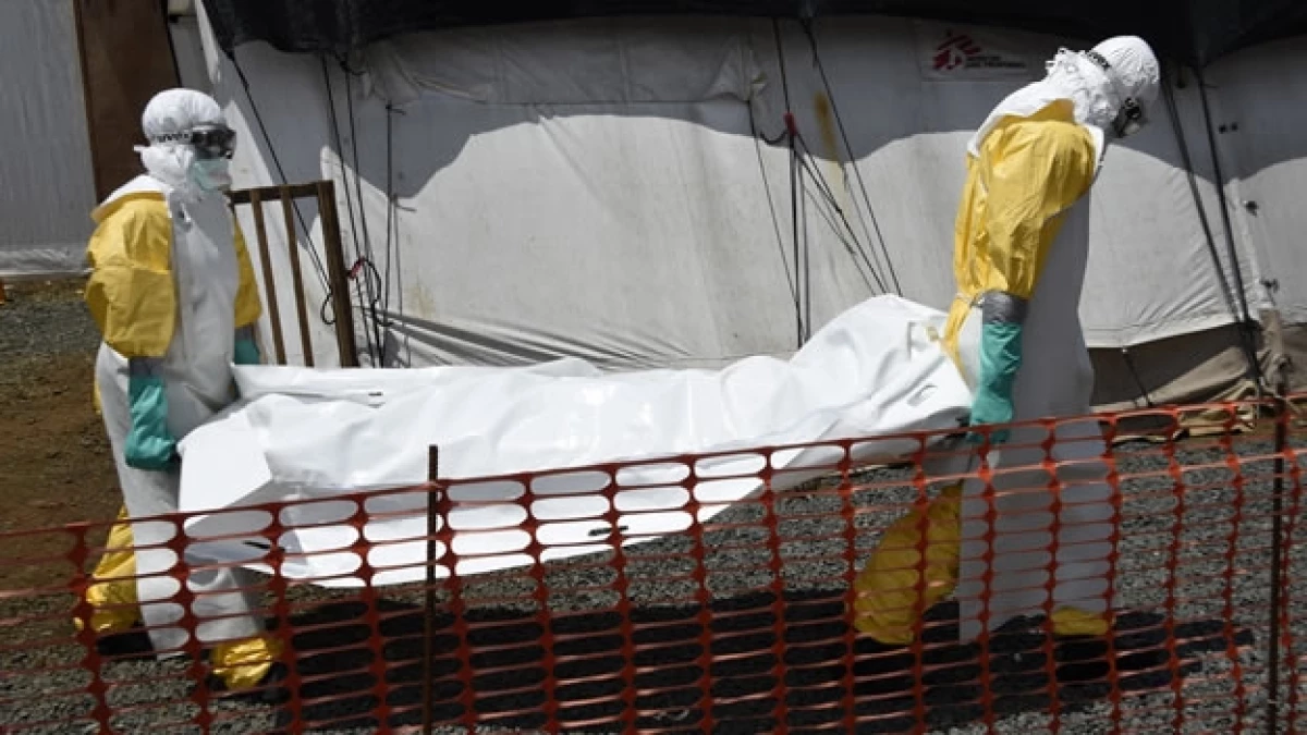 Personal médico traslada a una víctima del ébola en Monrovia, Liberia; el virus mortal continúa cobrando vidas