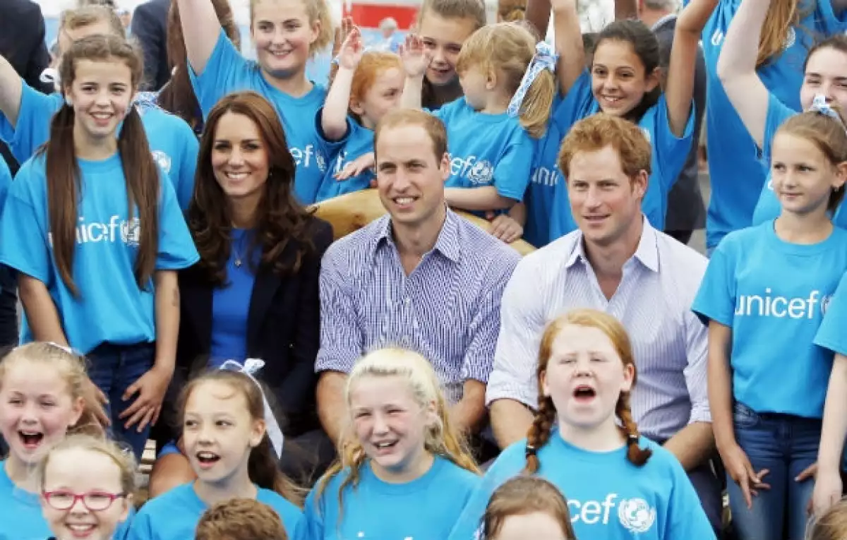 Kate, William y Enrique compartieron su tiempo con los niños de la Unicef.