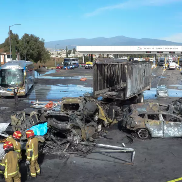 Bomberos, peritos y elementos de la Guardia Nacional y de la Policía acudieron a la zona del choque de un camión de carga contra más de 8 vehículos, que ocasionó la muerte de 18 personas en la caseta México-Puebla, San Marcos, kilómetro 33