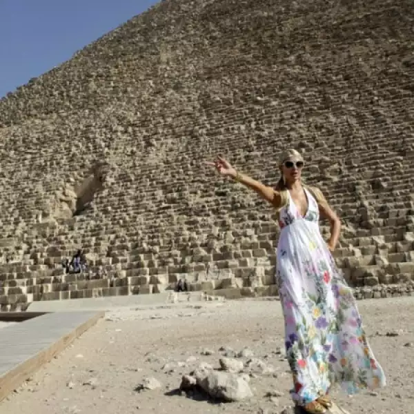 La hija de Conrad Hilton visitó El Cairo, Egipto.