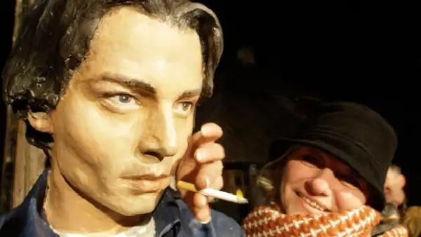 El rompecorazones de Hollywood fue honrado el miércoles con una escultura de tamaño natural.
