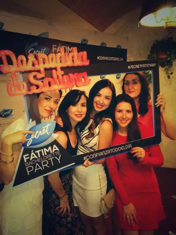 La actriz de 26 años estuvo rodeada de las mujeres de su familia en su despedida de soltera.