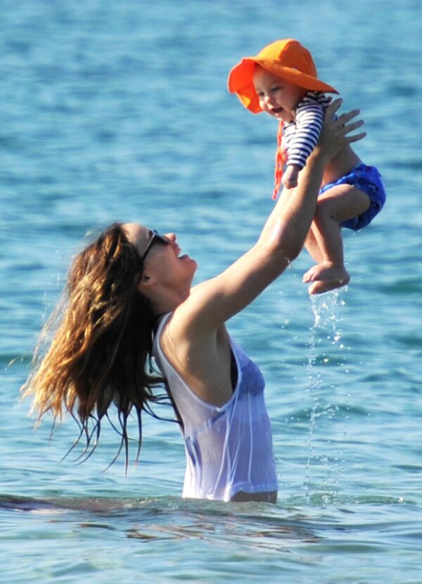 Olivia Wilde disfrutó de Hawái con su hijo Otis, quien lució un colorido sombrerito naranja y una blusita de rayas.
