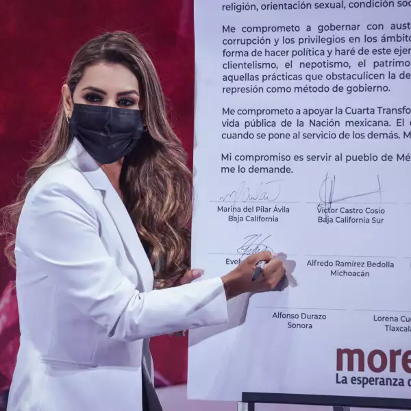 Evelyn Salgado, gobernadora electa de Guerrero, firma la carta de compromiso de gobernadores de Morena.