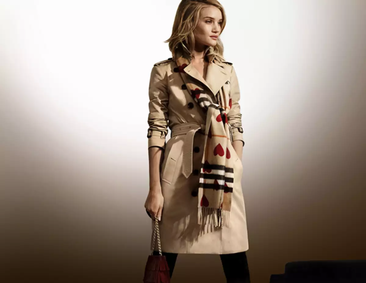 Rosie Huntington-Whiteley en el detrás de cámaras de la producción.