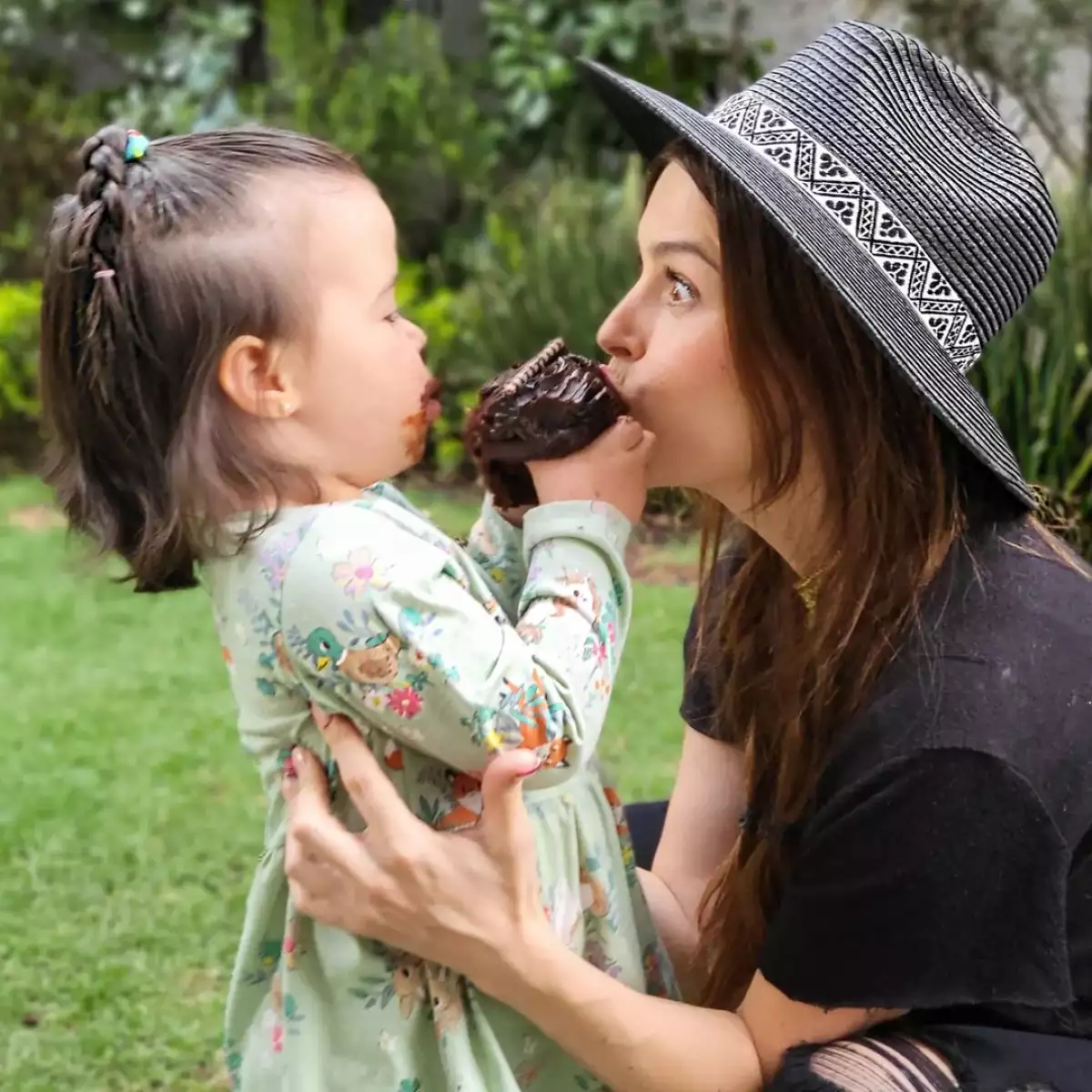 Kira Rovzar y Claudia Álvarez